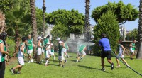Kepez’de çocuklar eğlenerek tenis öğreniyor