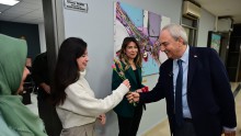 Başkanın Personele Çiçek Takdimi