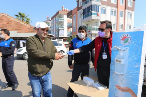Kepez semt pazarlarında 2 günde 27 bin 800 maske dağıttı
