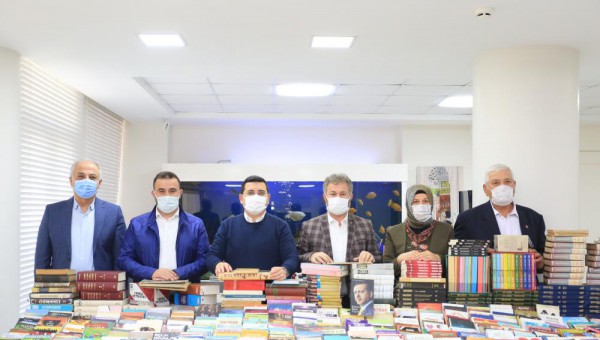 AK Parti’den 5 bin kitap bağışı 