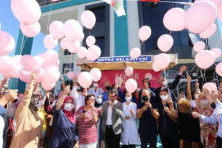 Kanser farkındalığı için pembe balon uçurdular