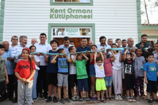 Kent ormanı kütüphanesi kapılarını açtı