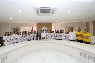 Şampiyonlar kupaları Başkan Tütüncü’ye götürdü