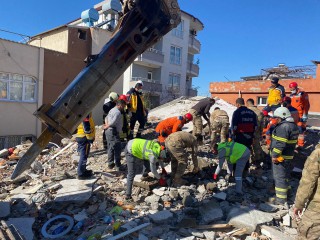 Kepez’in ekipleri deprem bölgesinde canla başla çalışıyor