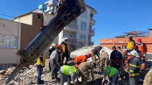 Kepez’in ekipleri deprem bölgesinde canla başla çalışıyor