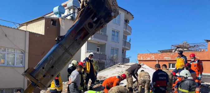 Kepez’in ekipleri deprem bölgesinde canla başla çalışıyor