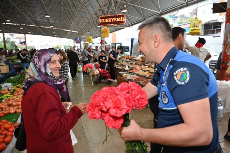 Kepez Zabıtası’ndan şeker ve çiçekli bayram tebriği