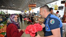 Kepez Zabıtası’ndan şeker ve çiçekli bayram tebriği