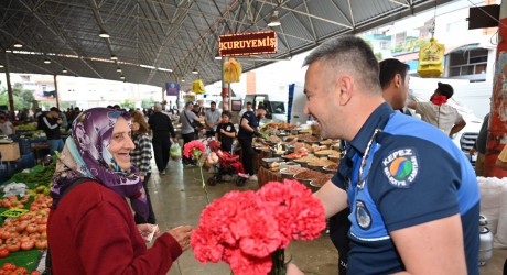 Kepez Zabıtası’ndan şeker ve çiçekli bayram tebriği