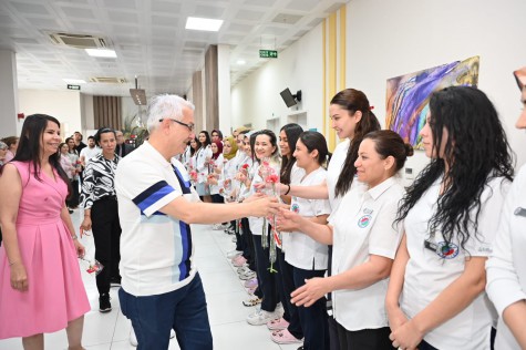 Kepez’de Anneler Günü, kırmızı karanfillerle kutlandı