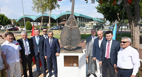 Kepez’de ‘dombra anıtı’nın açılışı yapıldı