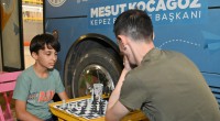Kepezli çocuklar uzayı gözlemliyor