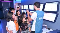 Kepezli çocuklar uzayı gözlemliyor