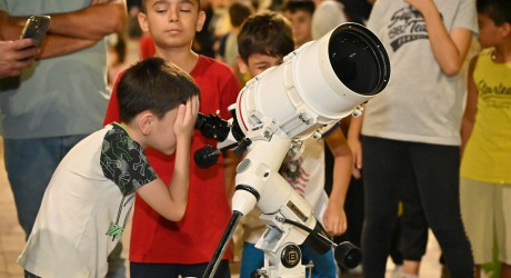 Kepezli çocuklar uzayı gözlemliyor