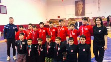 Kepezli güreşçiler madalyaları topladı