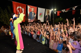 Kuzeyyaka’daki çocuklar, renkli şovlarla şenlendi