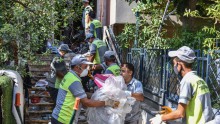Kepez’den ‘çöp apartman’ temizliği