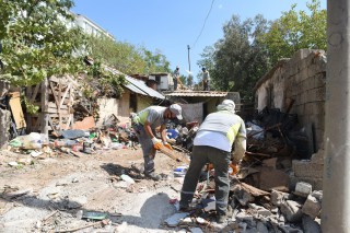Kepez’de çöp ev temizlendi; 14 kamyon çöp çıktı
