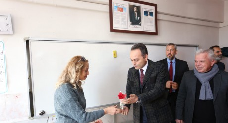 Kepez’den baş tacı öğretmenlere çiçek
