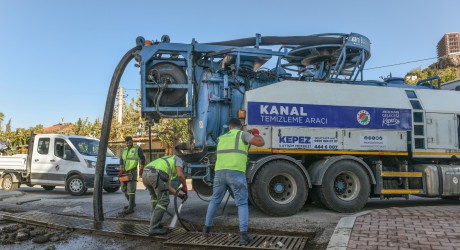 Kepez’de vakumlu ekskavatörle mazgal temizliği
