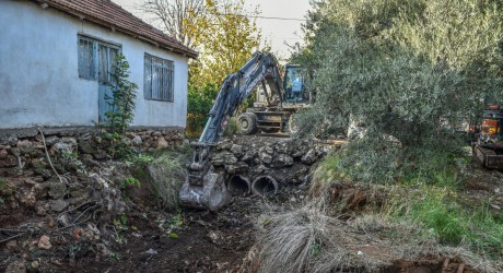 Kepez Göçerler Sabuncu Deresi’ni kışa hazırlıyor