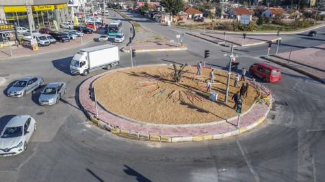 Hastane yolu kavşağına rengarenk ekolojik peyzaj