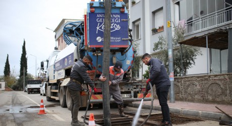 Kepez’de mazgal temizliğiyle su taşkınlarının önüne geçiliyor