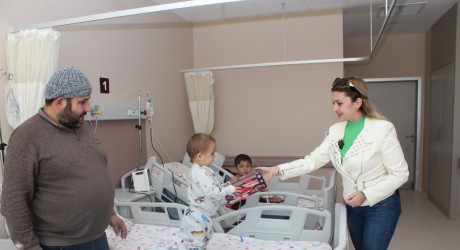 Evi yanan aileye ve çocuklarına Başkan Kocagöz sahip çıktı