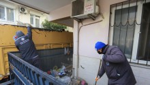 Kepez’de çöp ev operasyonu: 2 kamyon çöp çıkarıldı