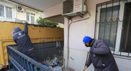 Kepez’de çöp ev operasyonu: 2 kamyon çöp çıkarıldı