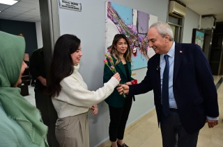 Kocagöz’den belediyenin emekçi kadınlarına karanfil