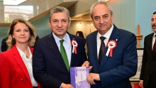 Kocagöz’den Vali Şahin’e en güzel günde en anlamlı hediye