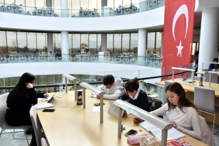 Akdeniz’in en büyük kütüphanesine öğrencilerden büyük ilgi