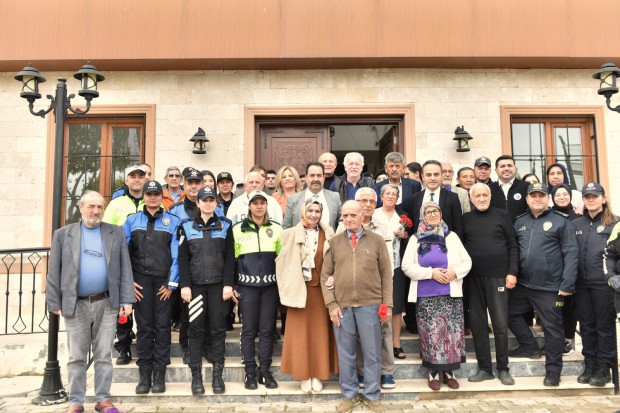 Yaşlılara Saygı Haftası’nda Kepez’in huzurevine anlamlı ziyaret