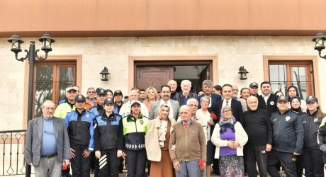 Yaşlılara Saygı Haftası’nda Kepez’in huzurevine anlamlı ziyaret