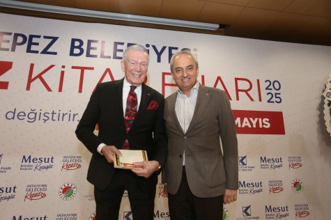 Uğur Dündar, Kepez Kitap Fuarı’nda “Basın Özgürlüğü”nü anlattı