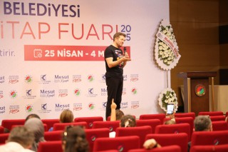 Varol Yaşaroğlu, Kepez Kitap Fuarı’nda okurlarıyla buluştu