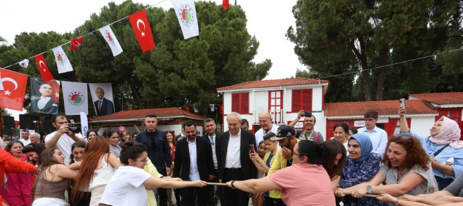 Kepez’de renkli Anneler Günü Etkinliği: Anneler yarıştı, çocuklar izledi