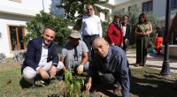 Kepez Şefkat ve Huzurevi’nde renkli etkinlik; çiçekler dikildi, gönüller ısındı