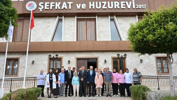 Kaymakam Dervişoğlu ve Başkan Kocagöz, Şefkat ve Huzurevi’ni ziyaret etti 
