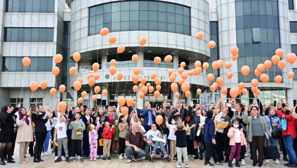 Kepez’de lösemiye karşı turuncu umutlar gökyüzüne yükseldi 