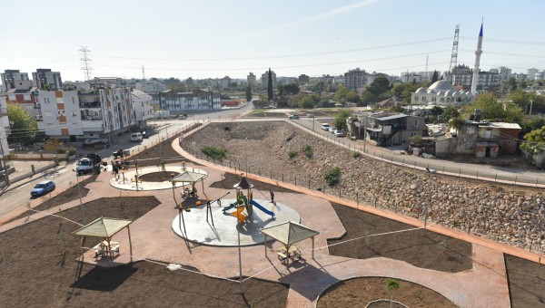 Şelale Mahallesi’nde drenaj hattı çevresine yeşil doku   