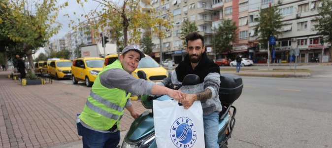 Kepez Belediyesi, Dokumapark’tan toplanan portakalları ilçe halkıyla paylaştı