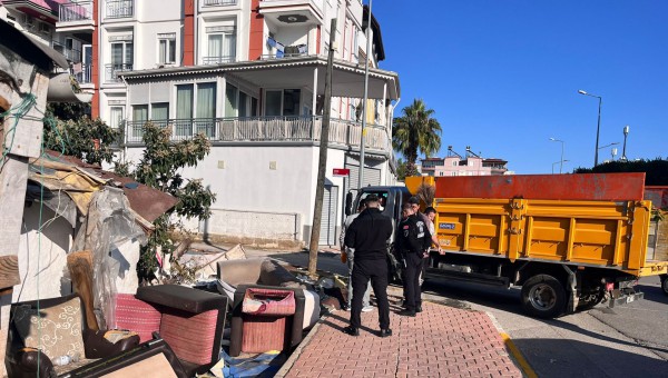 Kepez Belediyesi’nden çöp ev temizliği: 2 kamyon atık toplandı 