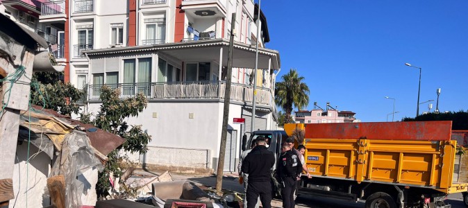 Kepez Belediyesi’nden çöp ev temizliği: 2 kamyon atık toplandı