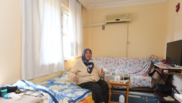 Kepez Belediyesi’nin şefkat eli Fatma teyzeye ulaştı 