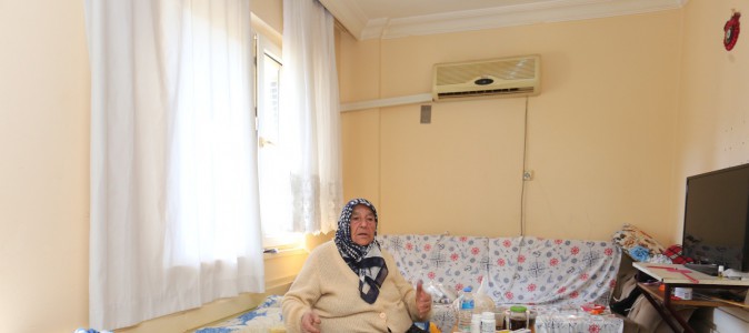 Kepez Belediyesi’nin şefkat eli Fatma teyzeye ulaştı