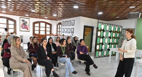 Zübeyde Hanım Kadın Eğitim ve Sosyal Tesisi’nde kadın sağlığı konuşuldu  