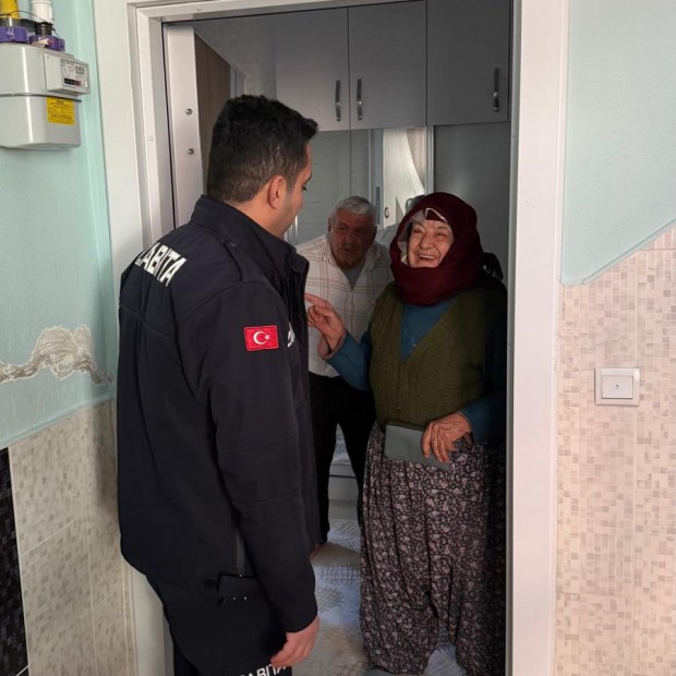 Kepez zabıtasından örnek davranış: Fatma Teyze’nin kaybolan cüzdanı evine teslim edildi