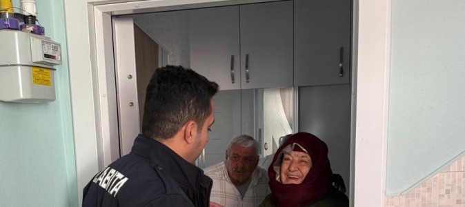 Kepez zabıtasından örnek davranış: Fatma Teyze’nin kaybolan cüzdanı evine teslim edildi
